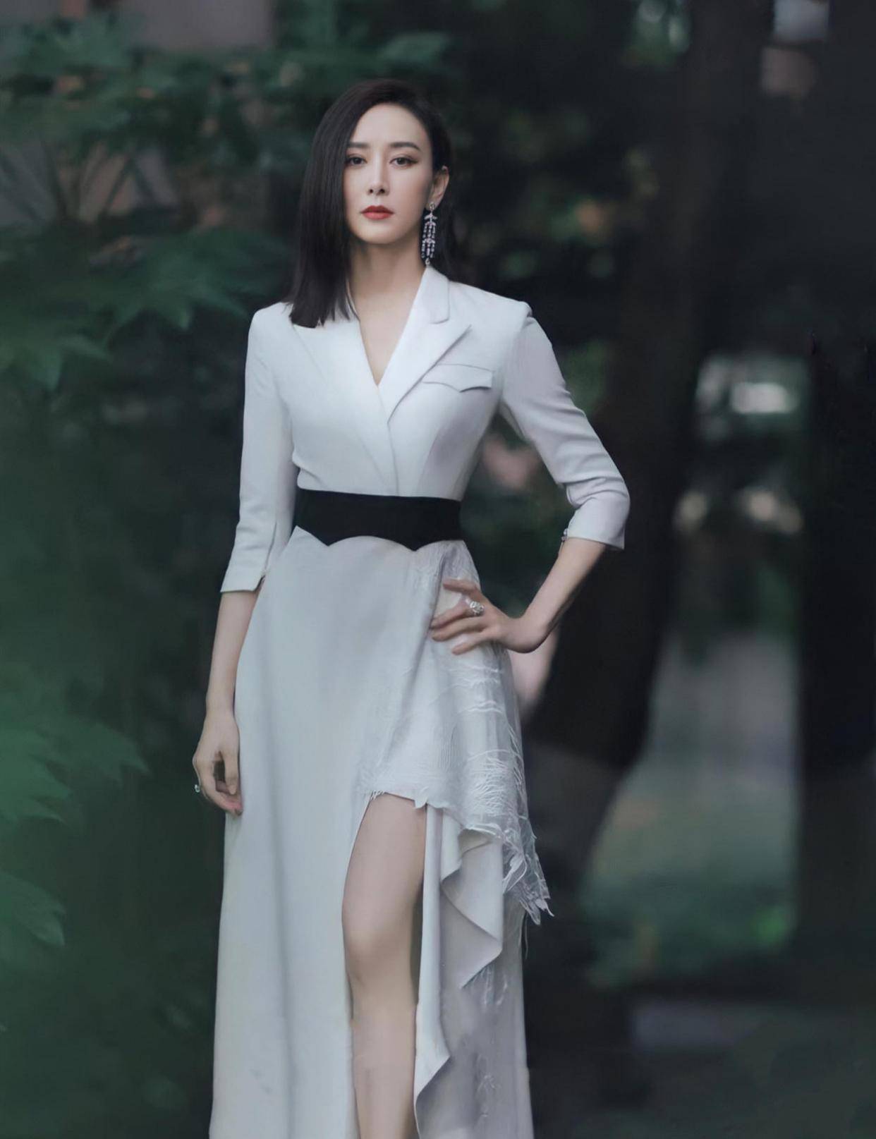 裙子|小白裙怎么选呢？创业者穿上显干练，见家长穿大方又得体