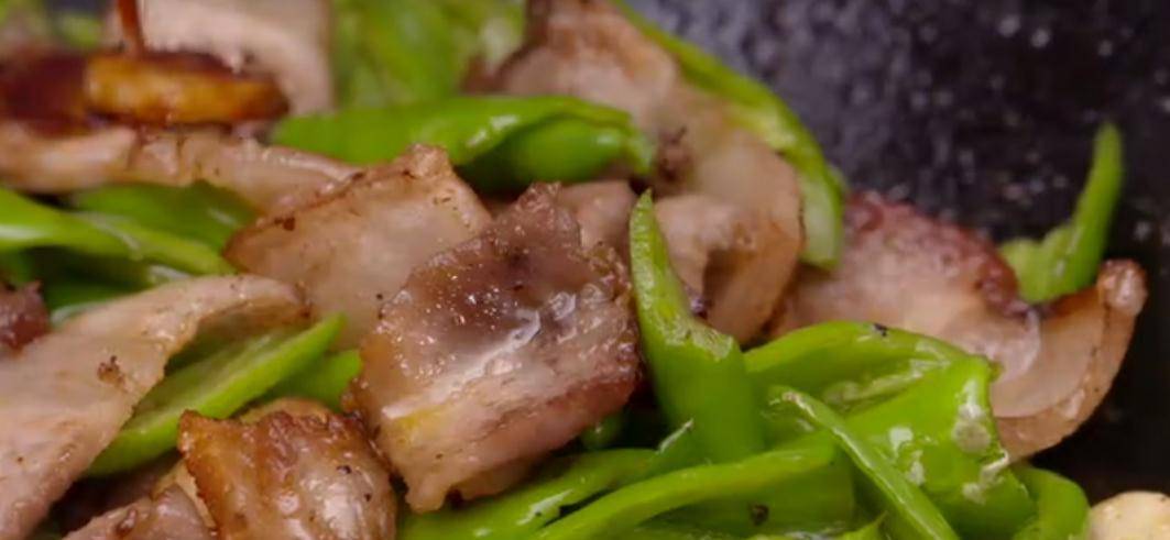 姜片|鸡蛋也可以这样吃,营养的快手早餐荷包蛋炒尖椒 焦嫩又下饭