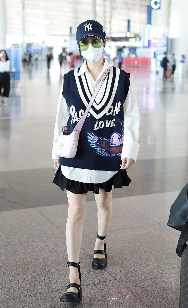 青春|范冰冰走文艺路线,V领毛衣+衬衫青春潮流范十足,40岁还像个少女