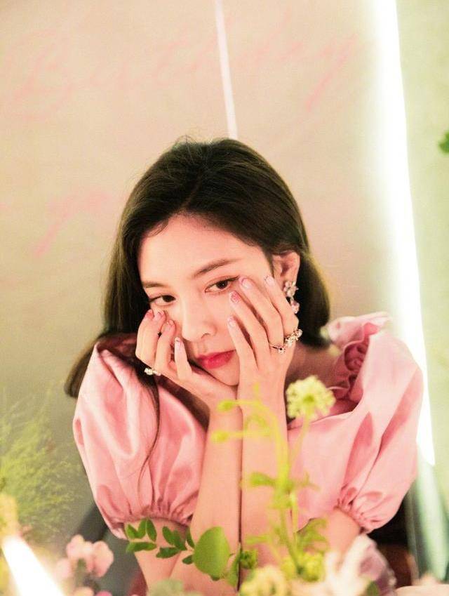 身材|宋妍霏少女心爆棚，身穿粉色短裙变身小公主，身材简直A爆了