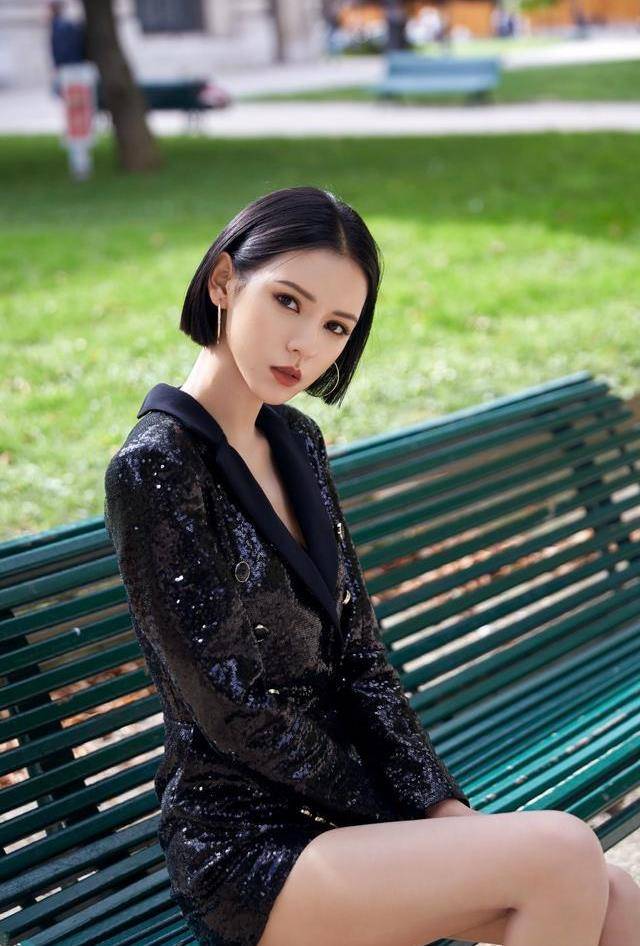 张予曦|张予曦化身丝绒靴狂热粉，秋季上演下衣失踪太性感，美腿惹人羡