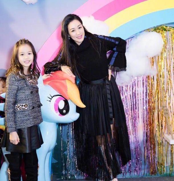 显得|网友偶遇钟丽缇拍戏，没修图的脸僵硬老得不真实，一点不自然！