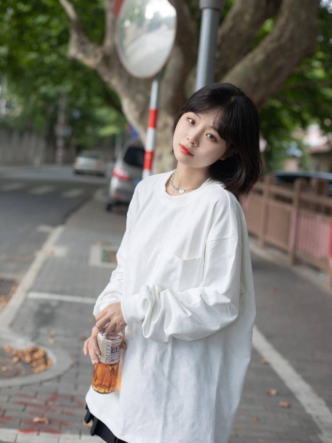 女生|还在上学的女生可以这样穿，白色卫衣搭配百褶裙，款式百搭又休闲