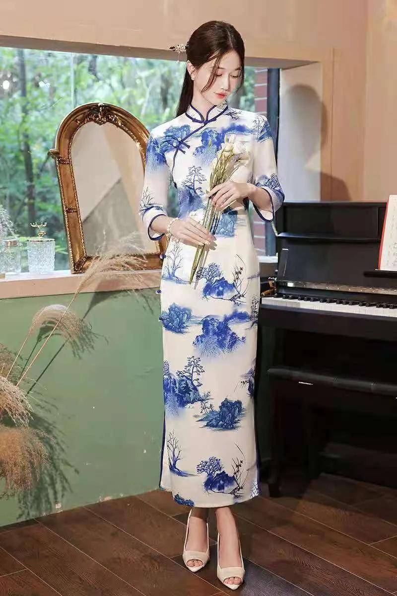 双肩|妩媚的旗袍，离不开优雅的姿态，内外兼具步履自然尽显女性风采！