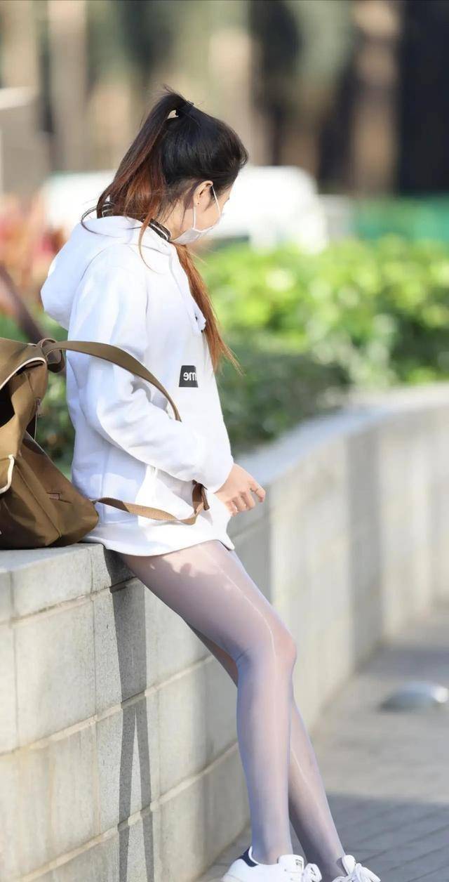 上衣|想要显白又显瘦的穿搭，黄色上衣搭配蓝色牛仔裙就很不错