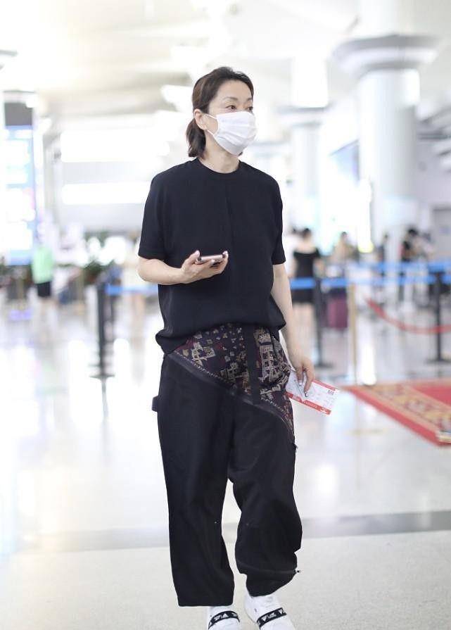 球鞋|58岁毛阿敏也太时髦了，一身黑配小啾啾发型，不见老态反而更减龄