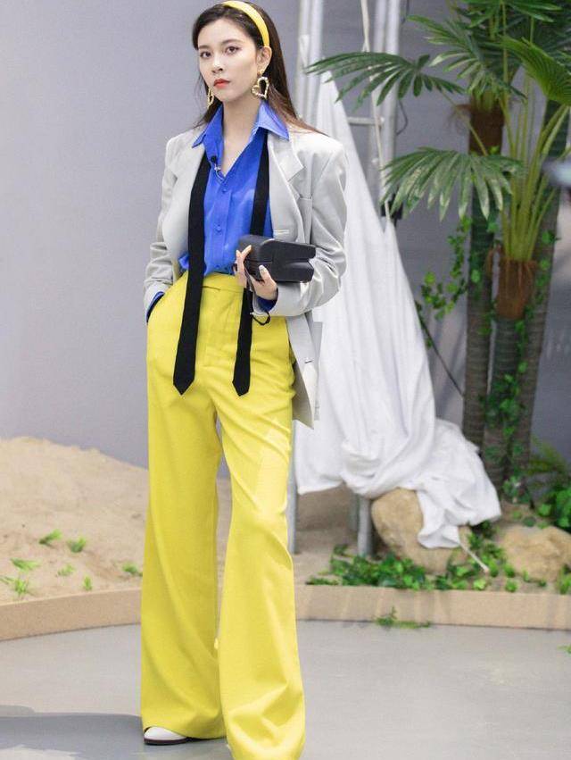 拳击|宋妍霏真的太会穿了，时尚大片诠释色彩美学，“拳击辫”尽显帅气