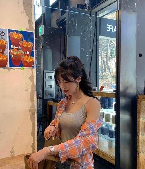 可塑性|穿吊带背心如何显瘦？不妨在外面加一件衬衫，显瘦显时髦