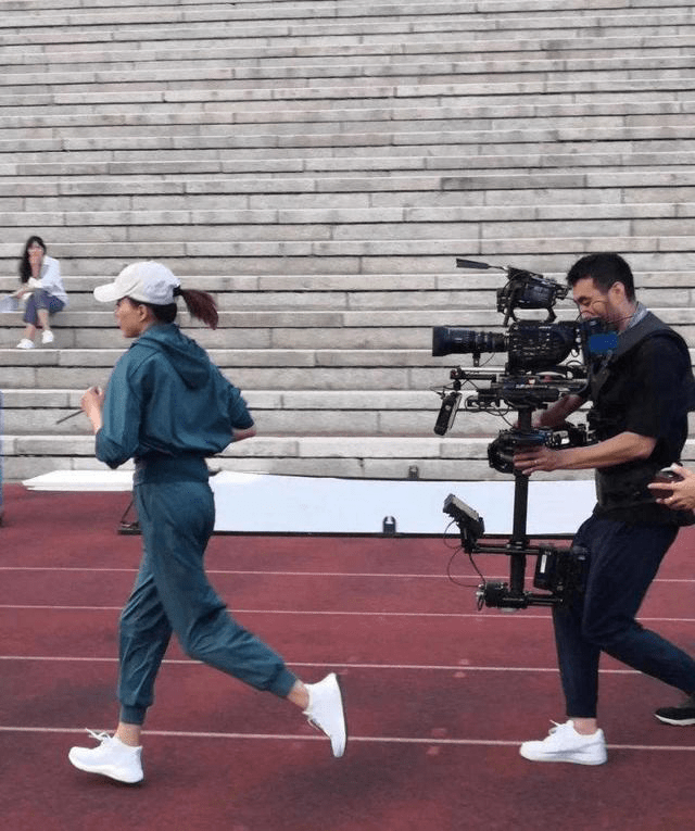 颜色|董卿跑步被拍，穿运动装刻意掩饰身材，不修饰的脸却是真实老人！