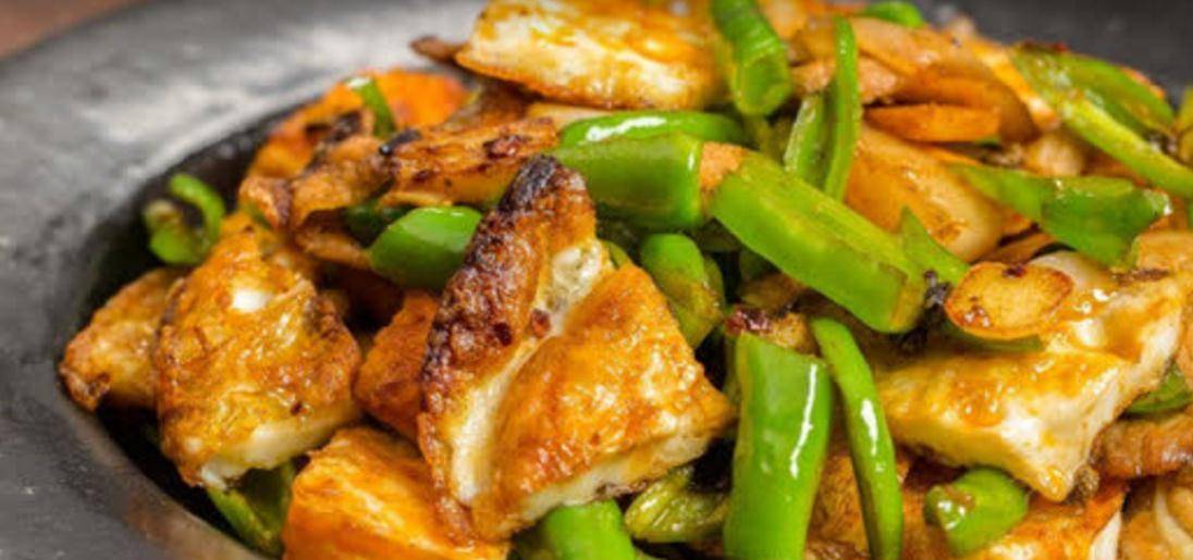 姜片|鸡蛋也可以这样吃,营养的快手早餐荷包蛋炒尖椒 焦嫩又下饭