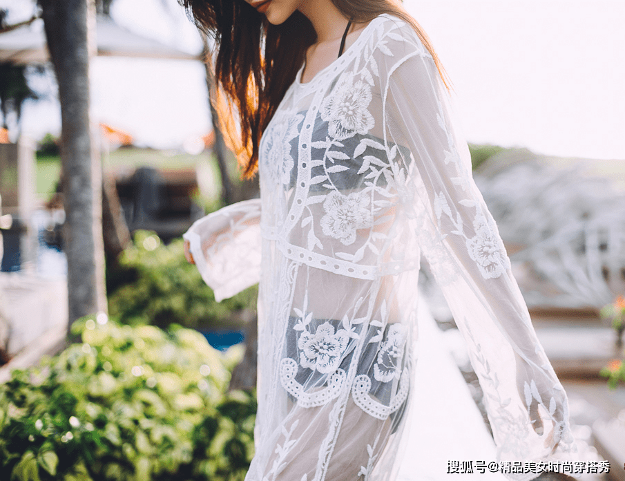 透视|黑色的泳衣套装外搭一件白色的透视长裙，时尚又有型