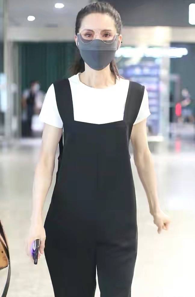 颜色|李若彤身材干瘦，漂亮都是修图出来的，脖颈满是皱纹是真实老人！