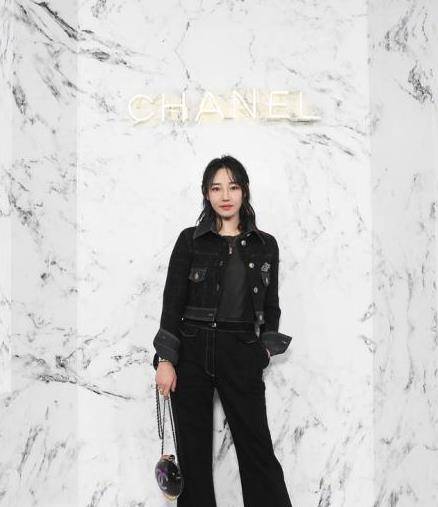 黑色|33岁刘雯走甜美风格,穿露腰牛仔服配香奈儿包,瘦得都有腰窝了