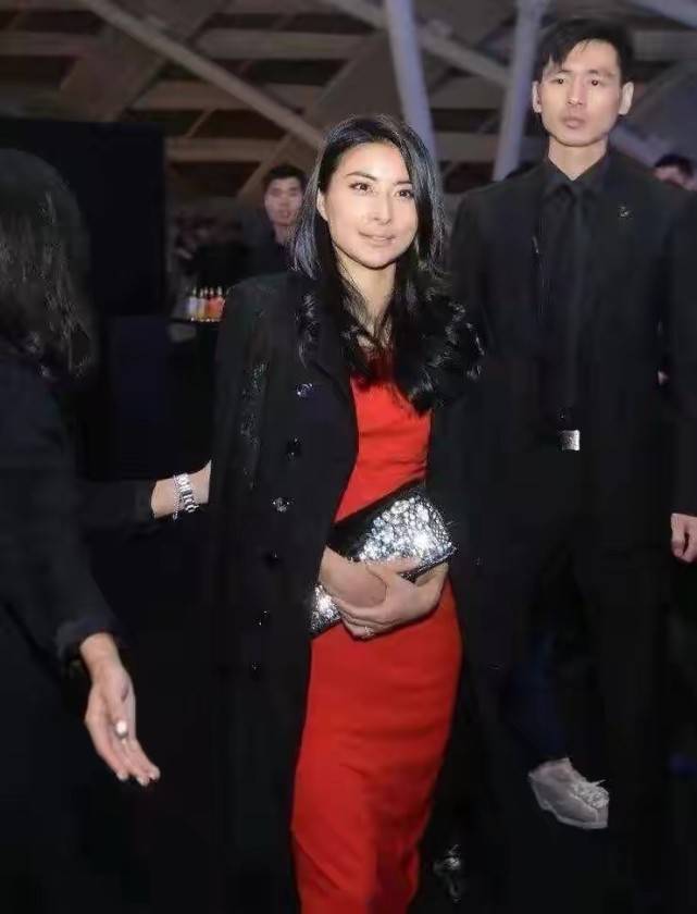 曲线美|郭晶晶不再藏着掖着,粉色“液体裙”穿出曲线美,真正豪门贵妇范