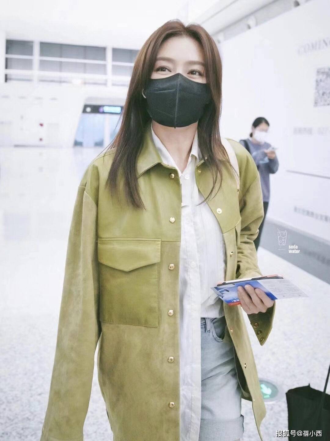 女孩子|42岁的秦岚潇洒又自信，2件衬衫叠穿再配短裤，时尚减龄气场不俗