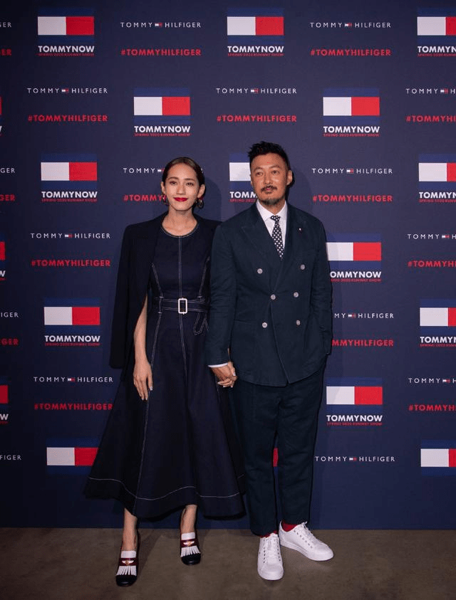 形象|余文乐的妻子就算带着牙套，也笑的很自信，无修造型很真实并不丑