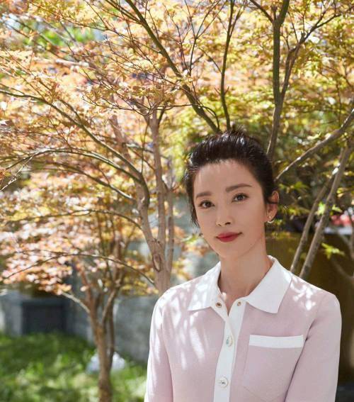 配饰|48岁李冰冰状态真好，阿姨辈不敢穿的嫩粉色，她却穿得知性又减龄