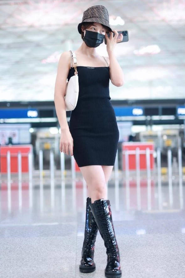 配饰|蓝盈莹机场摆拍真刻意，穿紧身吊带裙腰臀比惊艳，配长靴不怕热吗？