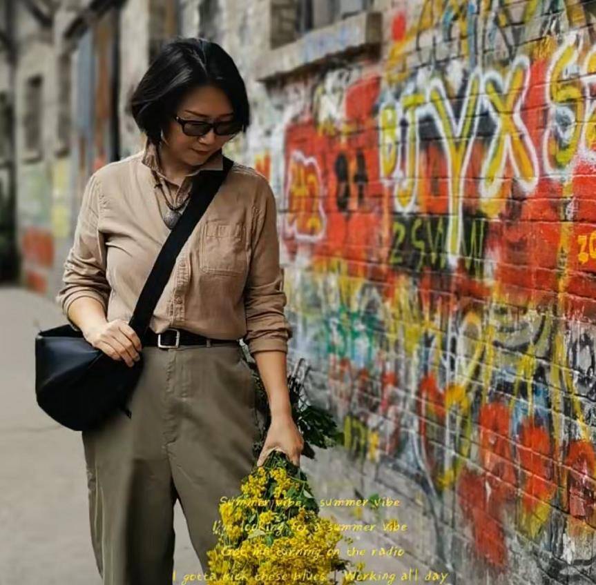 暖色调|中年女人的时髦，还得靠衬衫，“三要三不要”让你赢得更端庄