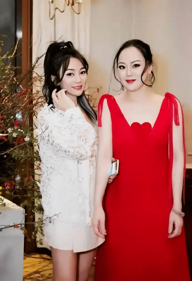 设计|章小蕙越发有气质，穿吊带连衣裙圆润而不胖，天生的“贵妇范”
