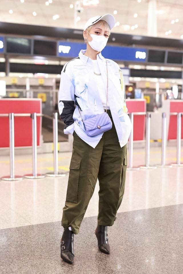 材质|宁静一把年纪不服老，穿衬衫领口大开，戴华丽首饰真显老演员地位