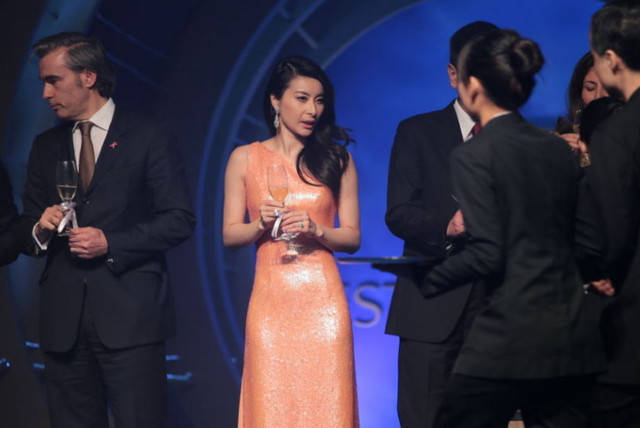 曲线美|郭晶晶不再藏着掖着，粉色“液体裙”穿出曲线美，真正豪门贵妇范