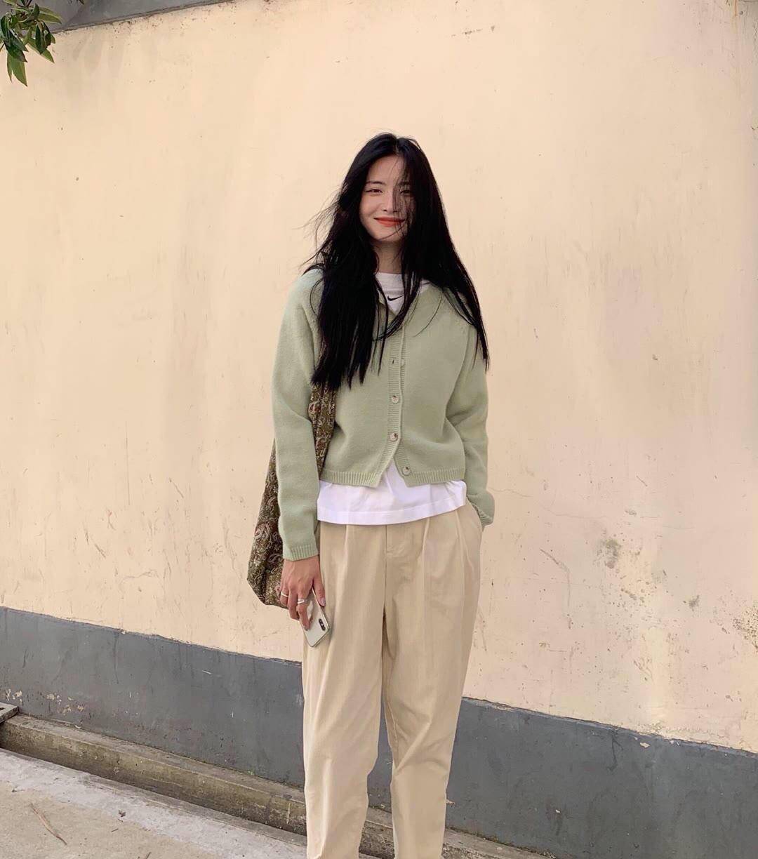 下装|30岁女人多穿针织开衫,今年流行搭配这4条裤子,很优雅又显瘦!