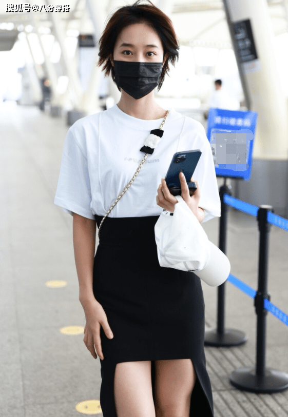 女孩子|蓝盈莹太懂“穿搭精髓”,白T恤配不规则半身裙,秀长腿真惹眼