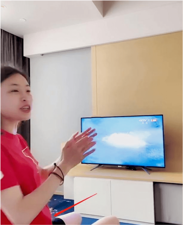 女神|跳水皇后吴敏霞宣布二胎！穿宽松T恤巧遮孕肚，身材纤细不像怀孕！