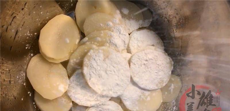 加入适量|酒店干锅土豆片做法，香辣过瘾，做法简单，好吃都不想放下筷子