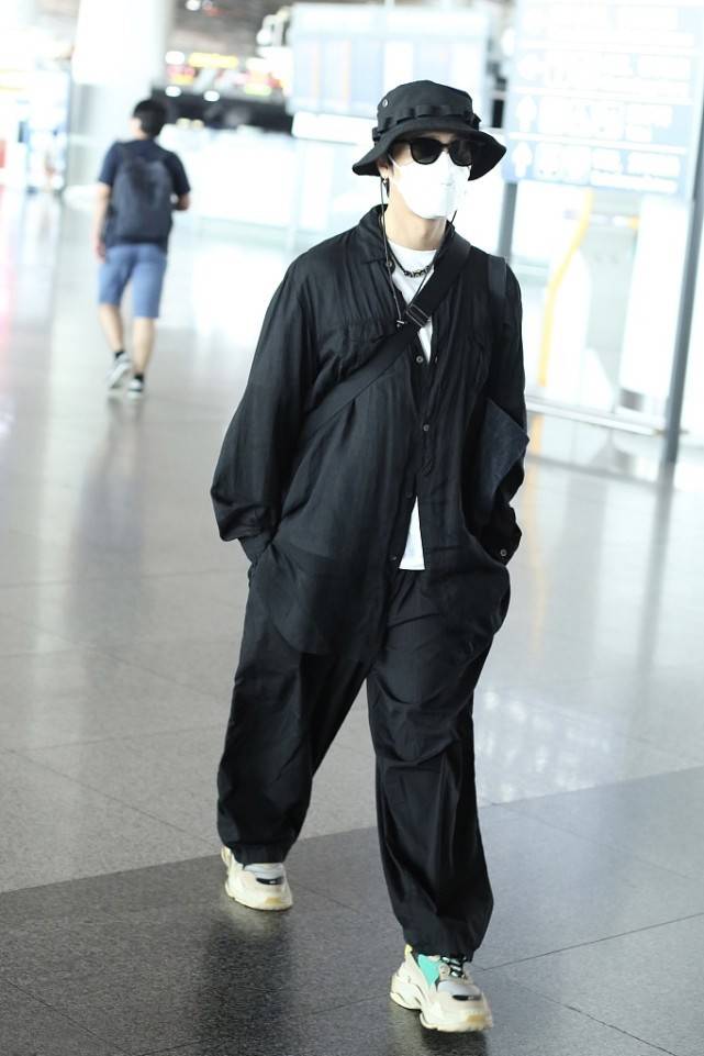 层次感|陈坤造型真“不怕矮”,用宽松单品打造潮流,这样穿初秋值得试试