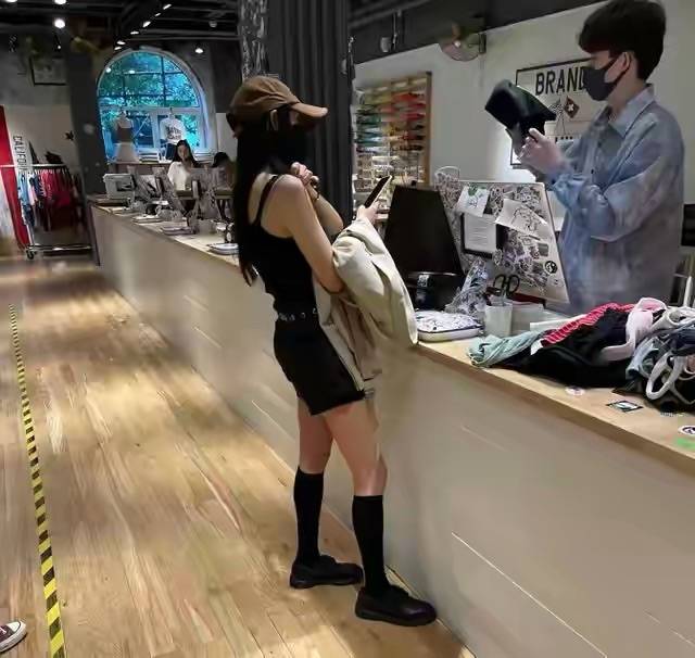 整体|杨幂又被粉丝碾压，逛街穿的一套比一套少女，但没素人气质清纯！