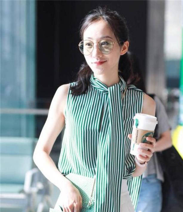 韩雪|韩雪真会夏日扮靓,穿条纹衫配白短裤走机场,细胳膊长腿羡煞旁人!