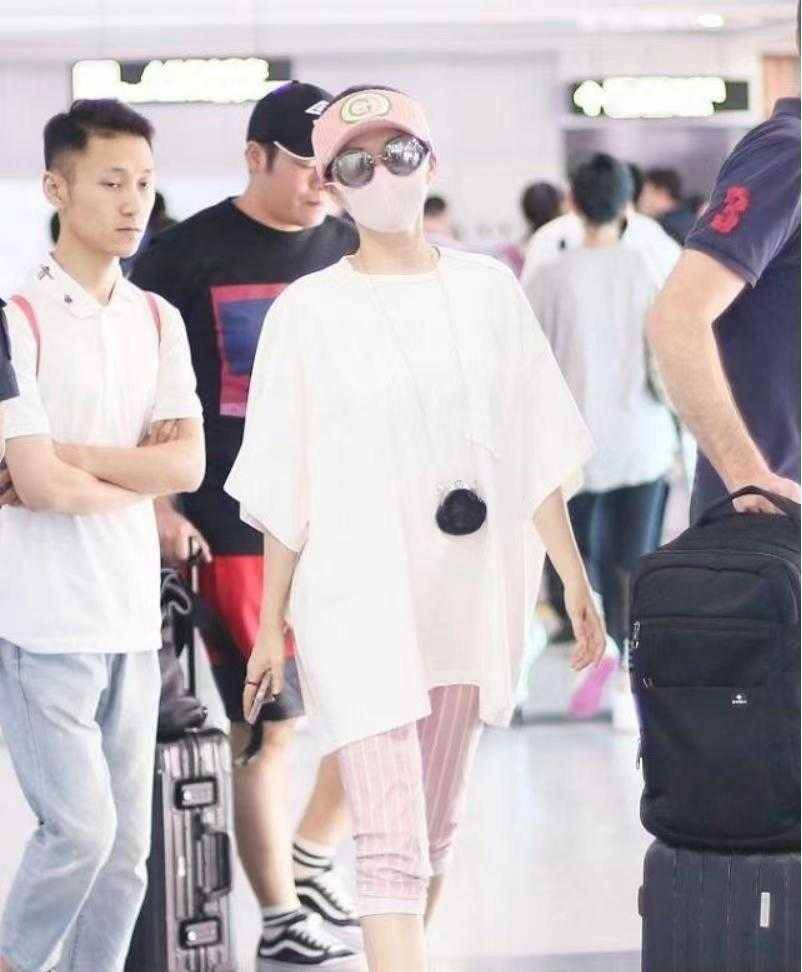 粉色|52岁许晴真敢“作妖”，白色T恤配7分裤走机场，哪像是奶奶辈的人
