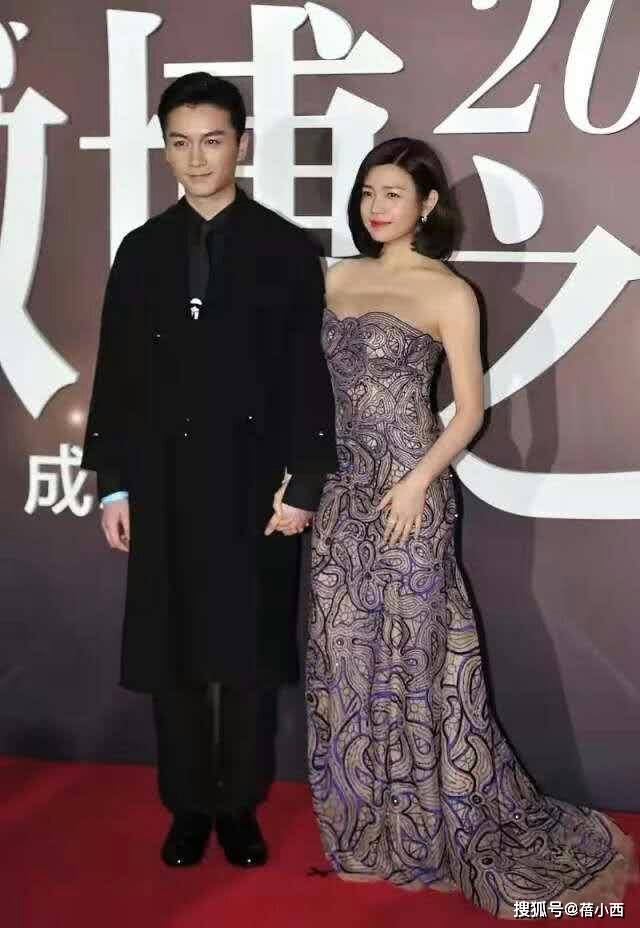 活动|陈妍希明明比陈晓大4岁，却被宠成小女孩，尤物身材穿抹胸裙真美