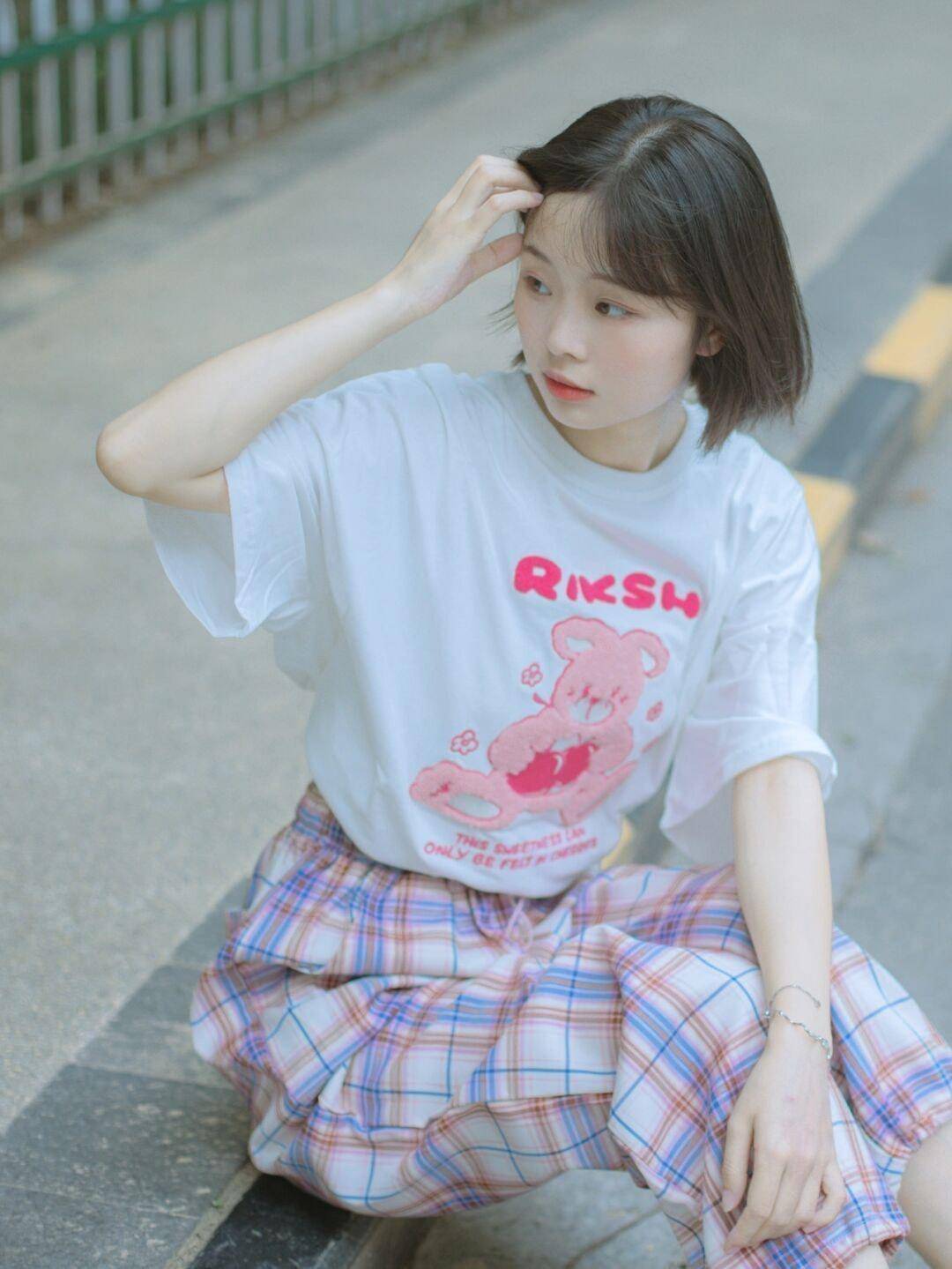 女生|还在上学的女生可以这样穿，白色卫衣搭配百褶裙，款式百搭又休闲