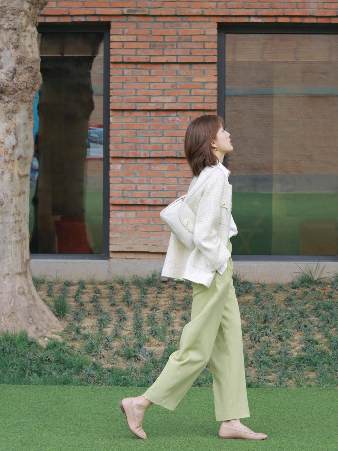 套装|秋天一定要穿一次“小香风套装”，高级不说还显白，美进骨子里