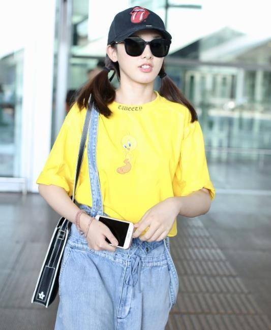 黑色|想要显瘦又显嫩？“T恤+背带裤”值得尝试，夏日这样穿美出新高度