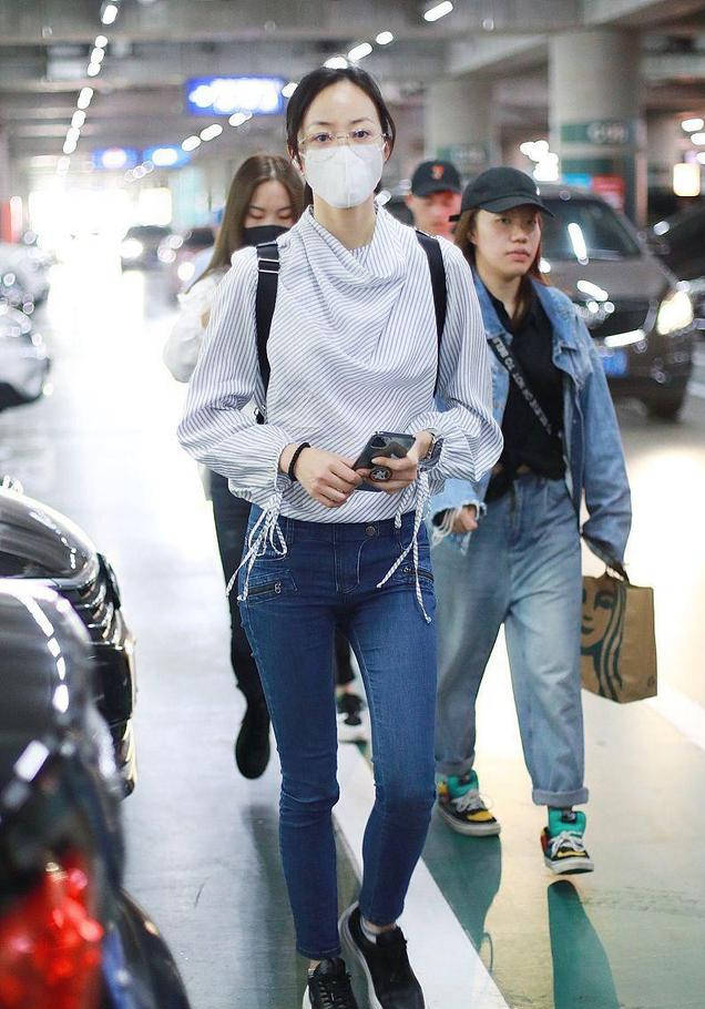 韩雪|韩雪真会夏日扮靓,穿条纹衫配白短裤走机场,细胳膊长腿羡煞旁人!