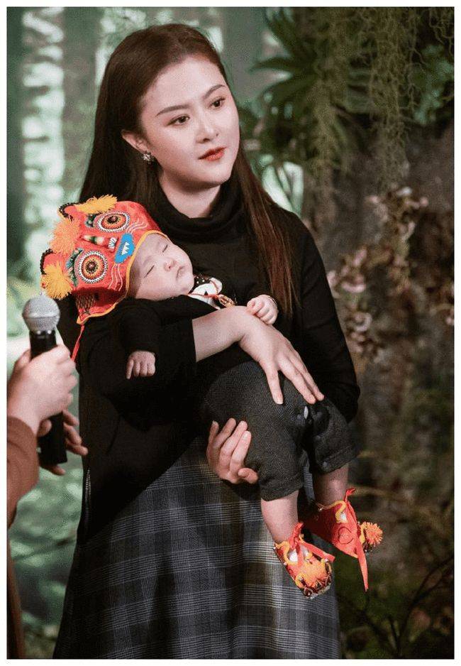 小孩子|沈腾夫妻俩对儿子可真好，把儿子打扮得跟潮男似的，真挺可爱的