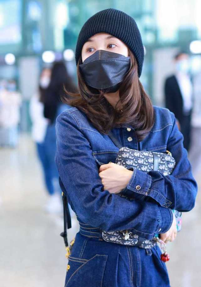 身材|1米59的王子文真自信，穿连体牛仔裤配长靴，意外显高又洋气