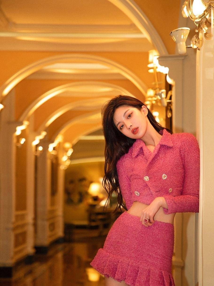 套装|秋天一定要穿一次“小香风套装”，高级不说还显白，美进骨子里