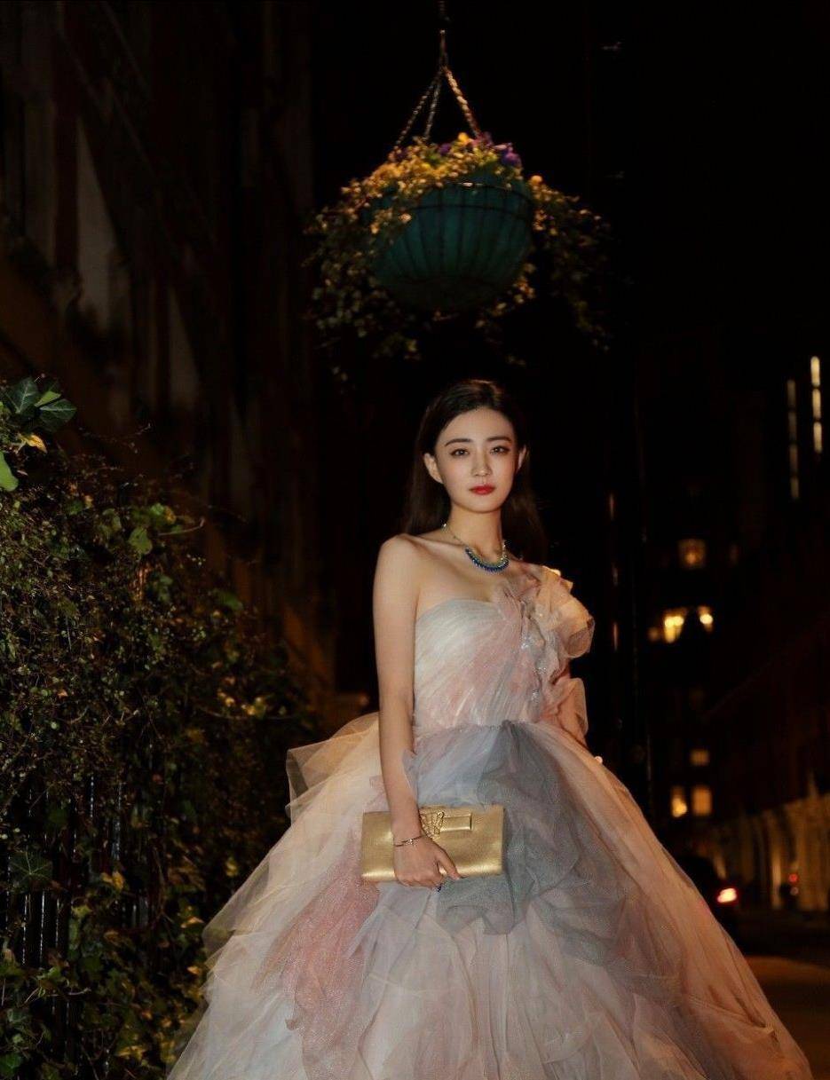 身材|徐璐瘦成“纸片人”，胳膊还没“竹竿”粗，但穿礼服是真的美