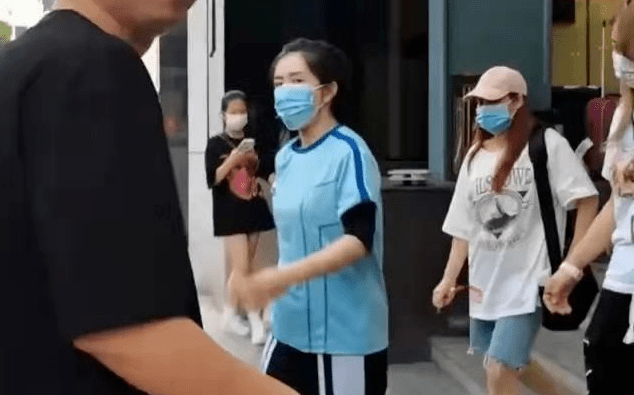 元素|谢娜生完二胎真辛苦!下班赶飞机来不及换装,穿T恤终于不显臃肿