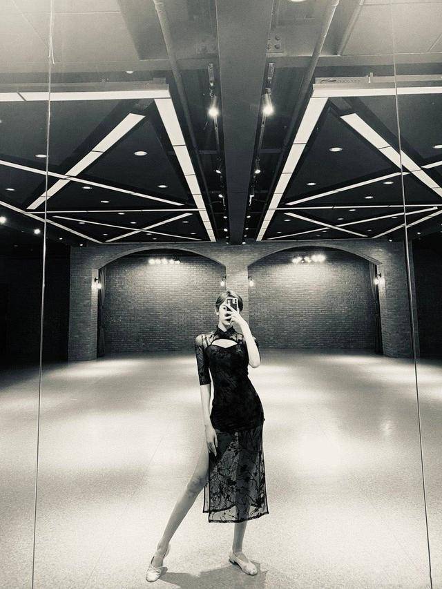 魅力|刘令姿：演艺小花旦拍黑白大片，穿旗袍秀出苗条身材，令人惊艳！