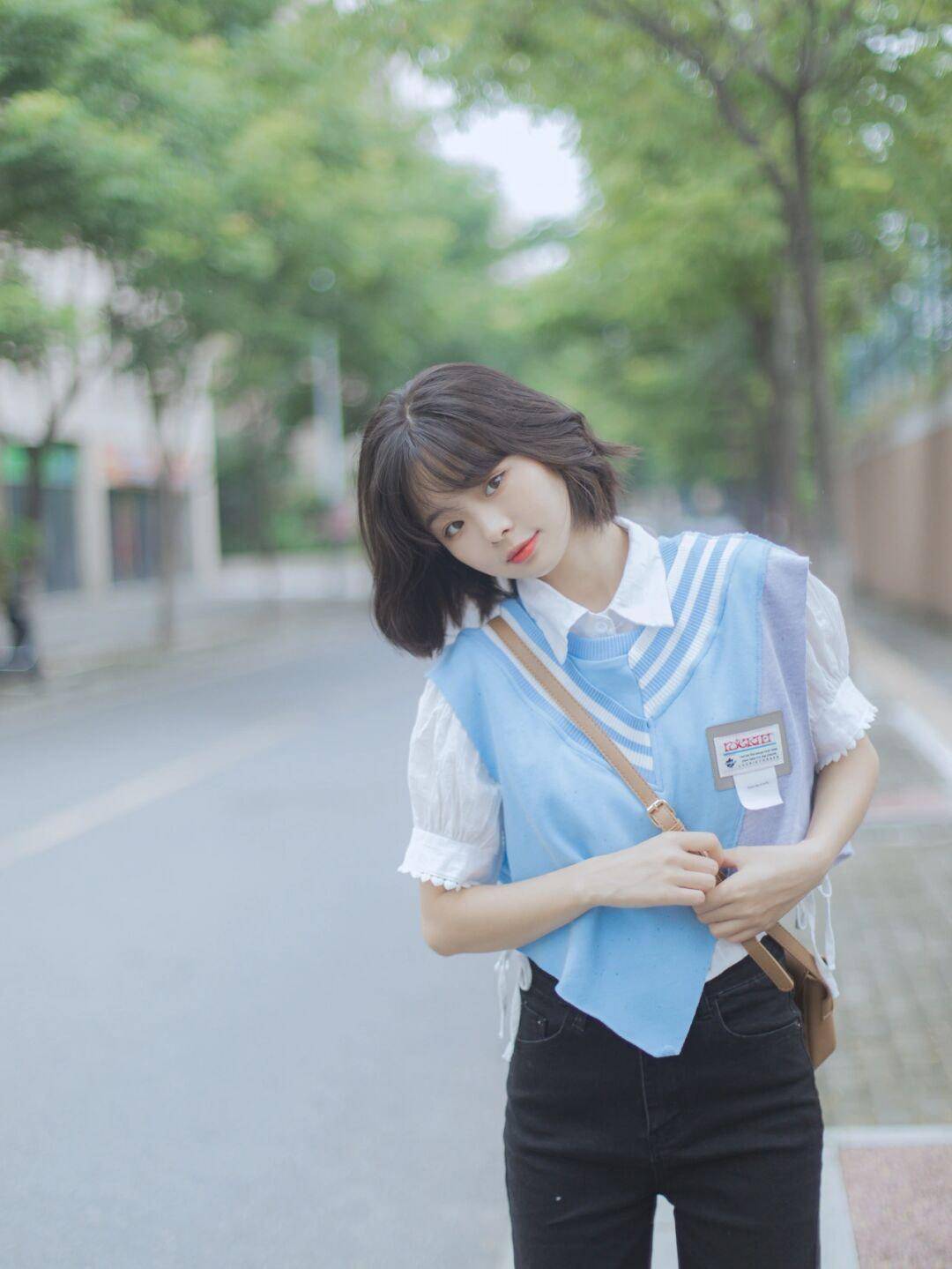 女生|还在上学的女生可以这样穿，白色卫衣搭配百褶裙，款式百搭又休闲