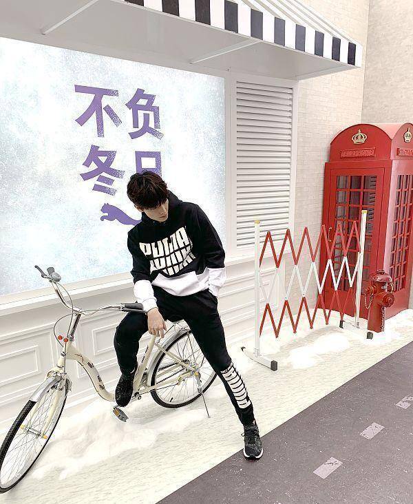 设计|杨洋头发短点挺精神的，T恤塞进工装裤，穿得精致又潇洒