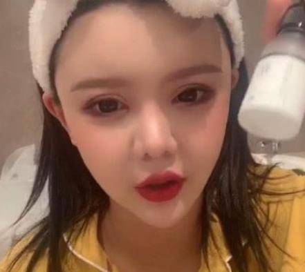 刚整|韩安冉离婚2年晒近照，面容浮肿法令纹明显，网友：不像只有22岁