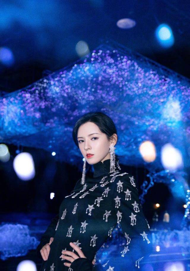 张予曦|张予曦化身丝绒靴狂热粉，秋季上演下衣失踪太性感，美腿惹人羡