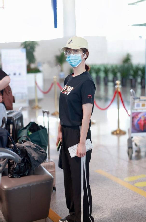 黑色|杨紫穿衣终于找对风格，穿“校服裤”走机场，甜美减龄美成学生妹！